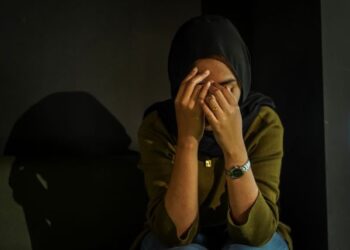 KUASA yang ada pada lelaki menjadikan mereka lebih berani berlaku curang. – GAMBAR HIASAN
