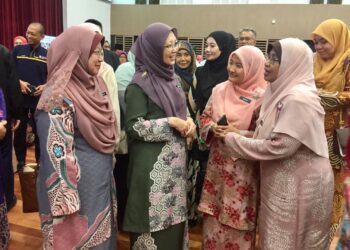 ZALIHA Mustafa (dua dari kiri) beramah mesra dengan pengamal kesihatan selepas Sesi Town Hall Kertas Putih Kesihatan Zon Timur di Kuala Nerus, hari ini. - UTUSAN/TENGKU DANISH BAHRI TENGKU YUSOFF