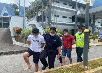 EMPAT individu yang bergelut dengan anggota polis dalam serbuan di sebuah premis di Banda Hilir dibawa ke Kompleks Mahkamah di Ayer Keroh, Melaka, kelmarin.– UTUSAN/DIYANATUL ATIQAH ZAKARYA