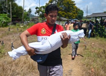 MUHAMMAD Ubaidillah Zikri Adnan memangku jenazah anaknya, Alisha Mardhiah sebelum dikebumikan di Tanah Perkuburan Islam Kampung Batu Rakit, Kuala Nerus, Terengganu, hari ini. - UTUSAN/PUQTRA HAIRRY ROSLI