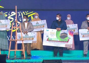 IDRIS Ahmad ketika berucap merasmikan Pentas Akhir Akademi Daie Muda Yadim di Universiti Multimedia, Cyberjaya, malam tadi. – IHSAN TV AlHIJRAH