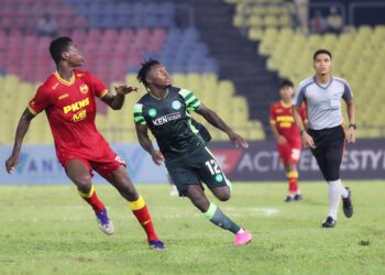AKSI pemain Melaka United, Ifedayo Olusegun (tengah) ketika bersaing dengan  Richmond Tetteh Ankrah dari Selangor dalam aksi Liga Super di Stadium Hang Jebat, Paya Rumput malam tadi. - UTUSAN/RASUL AZLI SAMAD