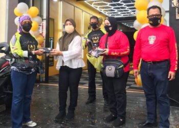 SHAHANIZA Shamsuddin (dua dari kiri) melancarkan baju Kelab Daz Bikers di Kuantan, Pahang.