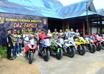 ZUHAIRI Ab. Kadir (tengah, baju Melayu merah) bersama sebahagian bikers motosikal berkuasa tinggi yang memeriahkan Rumah Terbuka Aidilfitri Keluarga Daz di Camp Nemo Balok di Kuantan, Pahang. - FOTO/SHAIKH AHMAD RAZIF