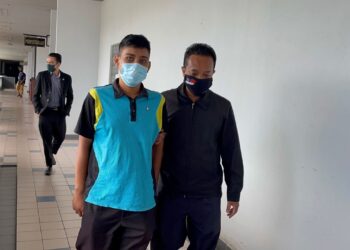 TERTUDUH diiring keluar dari Mahkamah Sesyen, Ayer Keroh, Melaka selepas dituduh dengan 30 pertuduhan membabitkan pecah amanah bernilai RM63,400. - UTUSAN/DIYANATUL ATIQAH ZAKARYA