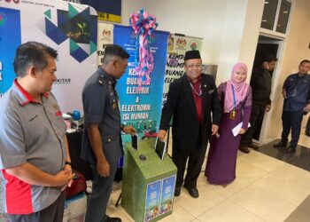 NORAZIZI ADINAN (dua,kanan) turut melancarkan Kempen Buangan Elektrik dan Elektronik E-Waste selepas Program Taklimat Larangan Pembakaran Terbuka Bersama Kakitangan Wisma Persekutuan SPU, di Butterworth, Pulau Pinang hari ini. - Pix: SITI NUR MAS ERAH AMRAN