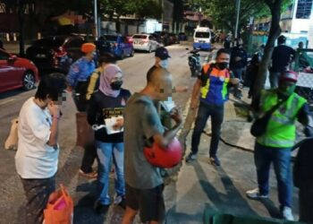 OPERASI menyelamat dijalankan bermula pukul 11 malam tadi sehingga awal pagi ini. - FB DBKL