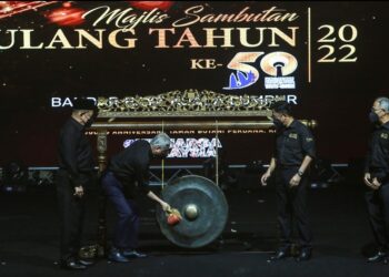 ISMAIL Sabri Yaakob bersama Menteri Wilayah Persekutuan, Datuk Seri Shahidan Kassim (kiri) merasmikan Sambutan Ulang Tahun Ke-50 Bandar Raya Kuala Lumpur di Panggung Anniversari, Taman Botani Kuala Lumpur. - UTUSAN/AFIQ RAZALI