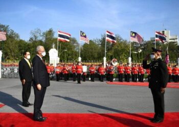 ISMAIL SABRI Yaakob menerima tabik hormat perbarisan ketika lawatan rasmi ke Thailand baru-baru ini. – Foto ihsan Pejabat Perdana Menteri