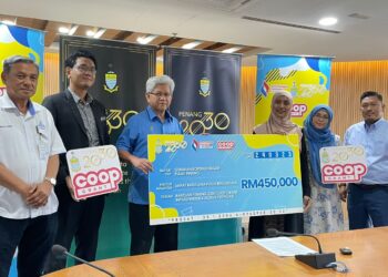 AHMAD ZAKIYUDDIN Abd. Rahman (tengah) dalam sidang akhbar mengenai Bantuan Penang 2030 Coop Grant di Komtar, George Town, Pulau Pinang hari ini.