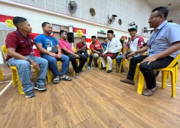 ABDUL Azim Abdullah (tiga dari kanan) beramah mesra bersama perwakilan Pemuda UMNO Bahagian Arau sewaktu sesi pemilihan parti itu di Dewan Sivik Arau, Perlis hari ini. -UTUSAN/ASYRAF MUHAMMAD