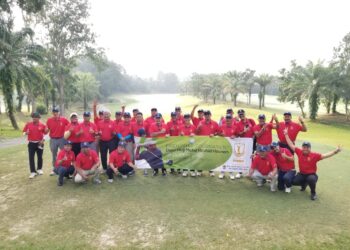 PARA bekas-bekas pemain bola sepak DBKL dan Kuala Lumpur diraikan dalam kejohanan golf di Kelab Golf Tasik Puteri Resort semalam.
