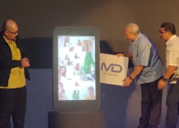 ANNUAR Musa (dua dari kanan), memasukkan replika kad sim ke dalam replika telefon pintar sempena pelancaran aplikasi DE Rantau Platform pada peramian DE Rantau Langkawi di Dash Resort Langkawi, hari ini.