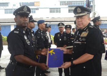 KHAW Kok Chin (kanan) menyampaikan sijil penghargaan kepada salah seorang anggota polis pada majlis perhimpunan bulanan dan amanat Ketua Polis Pulau Pinang di IPK Pulau Pinang, George Town hari ini. - Pic: IQBAL HAMDAN