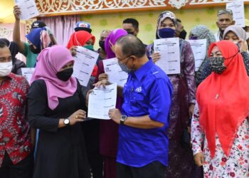 WAN ROSDY Wan Ismail (depan, dua dsri kanan) menerima borang keahlian UMNO dari Siti Nora Mohamad Noor di Dewan Kediaman Rasmi Menteri Besar Pahang di Kuantan, Pahang. - FOTO/SHAIKH AHMAD RAZIF
