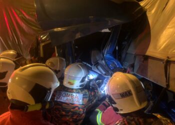 PASUKAN bomba berusaha mengeluarkan mangsa yang kakinya tersepit dalam treler yang dipandunya selepas terlibat dalam  kemalangan melibatkan sebuah treler lain di Jalan Teluk Intan-Klang berdekatan Tali Air 3, Sungai Burong, Tanjong Karang di Kuala Selangor malam tadi.