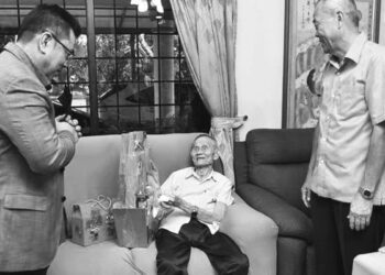 SOH Tee Yong (tengah) sedang berbual dengan Ketua Menteri, Datuk Seri Sulaiman Md. Ali sewaktu menziarahinya pada sambutan Tahun Baru Cina, Januari lalu. - UTUSAN/AMRAN MULUP