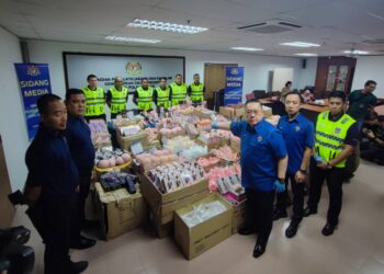 NIK YUSAIMI Yussof (tiga dari kanan) menunjukkan pelbagai alat mainan seks bernilai RM1.1 juta yang dirampas di sebuah gudang di Bukit Mertajam dalam sidang akhbar di Butterworth, Pulau Pinang hari ini. - Pix: IQBAL HAMDAN