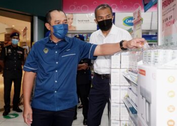ABDUL Yunus Jamahri (kiri) meninjau pelaksanaan harga minimum kit ujian pantas antigen Covid-19 di pusat sebuah pusat beli belah di Ipoh, Perak, hari ini. - UTUSAN/ZULFACHRI ZULKIFLI