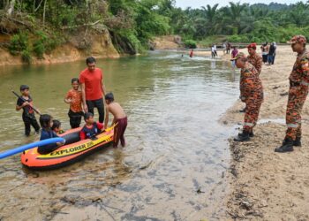 MD. HILMAN Abd. Rashid (dua dari kanan) menasihati pengunjung supaya mengambil langkah berhati-hati ketika beriadah di Lata Ulu Kasar, Setiu, hari ini. - UTUSAN/PUQTRA HAIRRY ROSLI