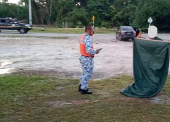 PASUKAN Skuad Pantas MPKL mengarahkan orang awam keluar dari kawasan Pantai Morib, Banting di Kuala Langat, Selangor yang ditutup susulan fenomena air laut pasang besar berlaku pagi tadi.