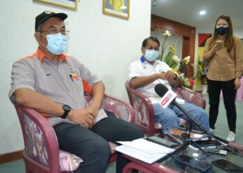 BAKRI Sawir (kiri) dan Redzuan dalam sidang akhbar di Seremban, hari ini.-UTUSAN/ZAKKINA WATI AHMAD TARMIZI