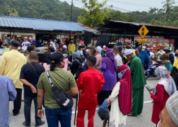 SEBAHAGIAN daripada lebih 200 penduduk Teluk Kumbar, Pulau Pinang berhimpun secara aman bagi mendesak Kerajaan Negeri Pulau Pinang membatalkan projek pembinaan asrama warga asing di kawasan itu segera.  - UTUSAN/IQBAL HAMDAN