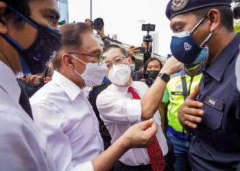 KETIKA rakyat sedang berdepan pelbagai masalah kehidupan berikutan pandemik Covid-19, orang politik terus bertelagah dengan pelbagai aksi. – UTUSAN/SHIDIDEQIIN ZON