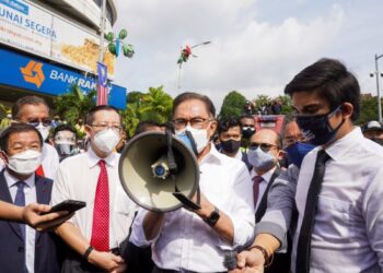 Buat masa ini, majoriti rakyat memilih untuk diam dan tidak teruja memberi respons apa yang sedang berlaku dalam situasi politik negara. – UTUSAN/SHIDIDEQIIN ZON