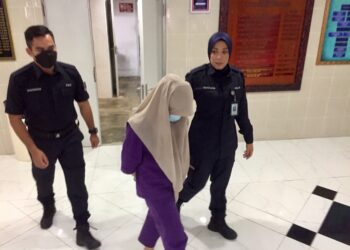 RAJA Noor Iffa Nadia Raja Nordin yang dituduh mendera seorang bayi dibawa keluar dari Mahkamah Sesyen, Kuala Terengganu, hari ini. - UTUSAN/TENGKU DANISH BAHRI TENGKU YUSOFF 