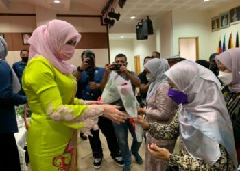 RINA Harun mengagihkan bunga mawar kepada petugas media sempena sambutan Hari Wanita di lobi HRPZ II di Kota Bharu, Kelantan, hari ini. - FOTO/ROSALWANI CHE SOH