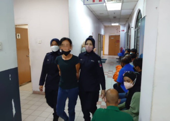 PEMBANTU rumah warga Indonesia (baju hitam) turut ditahan reman tujuh hari bagi membantu siasatan kes penderaan seorang kanak-kanak berusia tiga tahun hingga mati di Skudai.