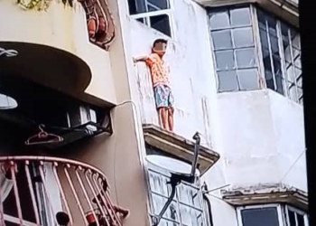KANAK-KANAK lelaki berusia lapan tahun yang dipercayai didera diselamatkan di Kondominium Jalan Cahaya, Ampang ketika cuba melarikan diri.