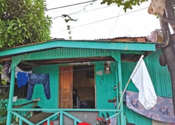 Terdesak mendorong  keluarga Siti Azzufarinah mengibarkan bendera putih di kediaman mereka di Kampung Sembulan, Kota Kinabalu