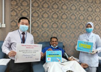 DR. Muhaimin Kambali (kiri) bersama Che Adam A. Rahman (tengah) yang menjadi rakyat pertama Malaysia menderma darah tahun 2023 di Hospital di Unit Tabung Darah HSNZ, Kuala Terengganu, hari ini. - UTUSAN/KAMALIZA KAMARUDDIN