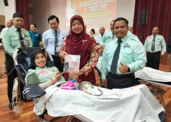 DR. Kasemani Embong (dua, kanan) menyampaikan cenderahati kepada seorang pembantu perubatan yang menderma darah pada majlis sambutan Hari Pembantu Perubatan peringkat negeri Terengganu di Kuala Nerus, hari ini. - UTUSAN/KAMALIZA KAMARUDDIN