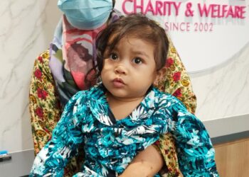 HANNAH Qatrunnada Muhammad Qoyyum bersama ibunya, Saziatul Idayu Muhammad Azhar memerlukan sumbangan orang ramai untuk pembedahan segera jantung dengan kos RM70,000.
