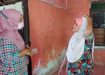 SLUG: 230421-PRK-BIL AIR


LUMUT 22 APRIL 2021: Ketua Srikandi Bahagian Lumut, Norhaslinda Zakaria (kiri) semasa menziarahi warga emas, Shamsiah Husin bagi menyelesaikan masalah tunggakan bil air mencecah RM1,039 di rumah warga emas itu di Manjung baru-baru ini. - PEMBERITA dan GAMBAR: ZAKI SALLEH