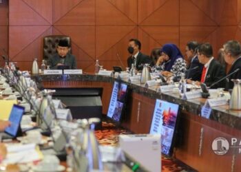 Rais Yatim mempengerusikan mesyuarat Dewan Negara untuk mengemukakan memorandum khas kaji semula cadangan bubar GIACC