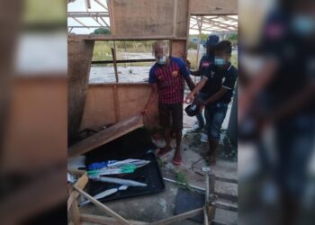 Dua lelaki menunjukkan lokasi mereka membuang barang milik pesara yang disamun di sekitar Aman Perdana, Klang. - Gambar ihsan PDRM