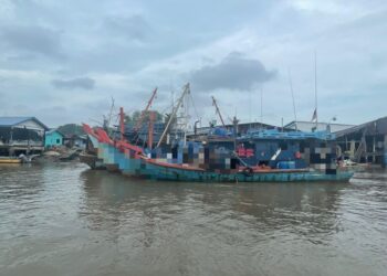 Kurang bot nelayan mendarat di Pelabuhan LKIM Tanjung Bako menyebabkan kerajaan rugi RM1 bilion membina pelabuhan itu. - Gambar hiasan