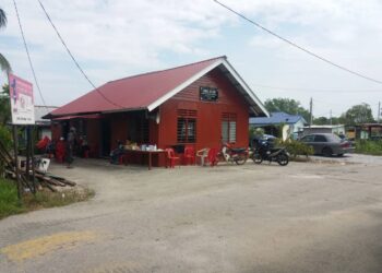 AHLI keluarga dan penduduk kampung menunggu jenazah wanita dipenggal ity di Surau An-Nur Kampung Baru Pasir Penambang, Kuala Selangor semalam.