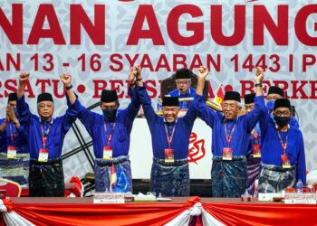 Ismail Sabri Yaakob dan Ahmad Zahid Hamidi bersama barisan kepimpinan tertinggi UMNO pada penggulungan Persidangan Agung UMNO 2021 di WTCKL pada 19 Mac 2022. -MINGGUAN/AMIR KHALID