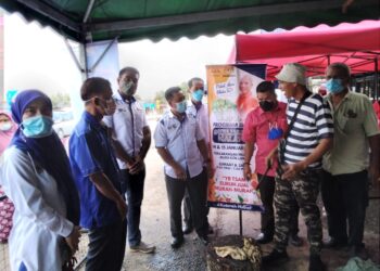 MOHD. Saidi Ismail (empat dari kiri) berbual dengan seorang peniaga daging lembu dalam Program Jualan Keluarga Malaysia di Kok Lanas, Kota Bharu, Kelantan. - UTUSAN/ROHANA MOHD.NAWI