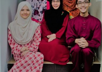 PENULIS (kanan) bersama ibu dan kakak-kakak pada hari raya pertama, baru-baru ini.