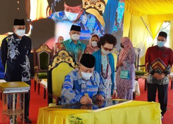 TUANKU Syed Sirajuddin Jamalullail sambil disaksikan Raja Perempuan Perlis, Tengku Fauziah Almarhum Tengku Abdul Rashid berkenan merasmikan bangunan wakaf MAIPs HTF di Kangar, Perlis hari ini.- UTUSAN/SYED AZLAN SAYID HIZAR
