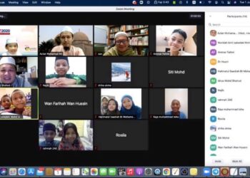 Azlan Mohamad Ali mengajar anak muridnya mempelajari kaedah Dian untuk taranum al-Quran secara dalam talian berikutan PKP di Kluang, Johor. UTUSAN/NUR NABILAH RAHMAT
