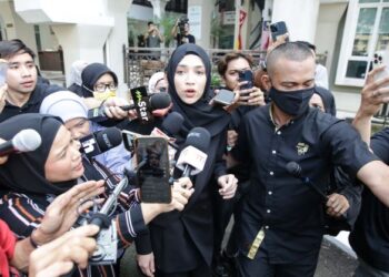 DIANA Danielle ketika ditemui pemberita di luar Mahkamah Rendah Syariah Petaling, Shah Alam hari ini.