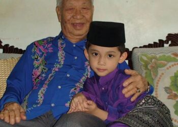 PENULIS bersama arwah moyang pada hari raya pertama 2008 di Kuala Terengganu.