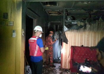 BOMBA memeriksa sebuah rumah yang terlibat kebakaran dan mengorbankan seorang lelaki di Kampung Padang Perdana, Jalan Sungai Lembing, di Kuantan, Pahang.